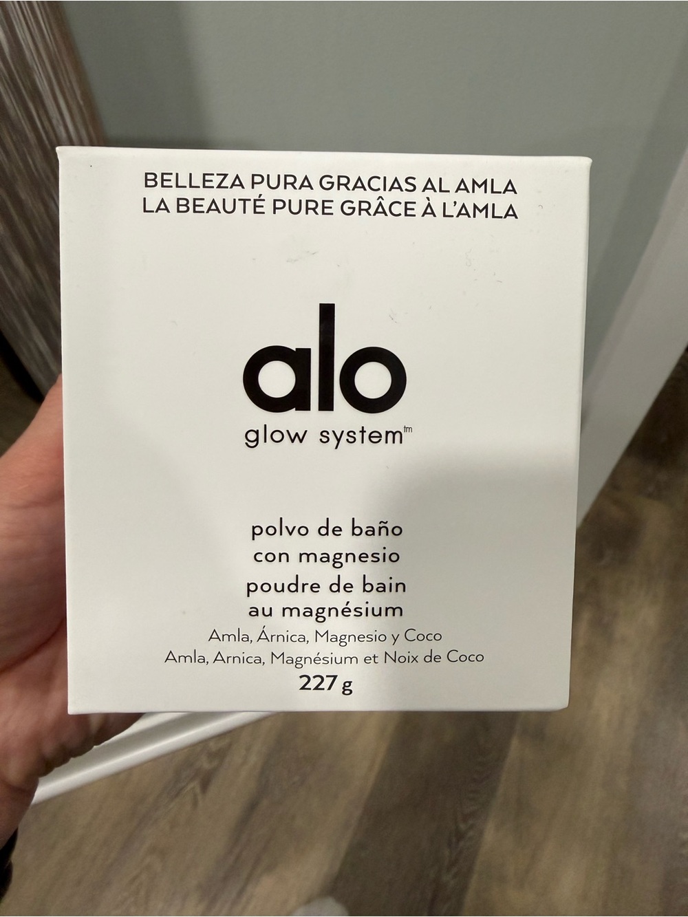 ALO Yoga Glow System Bath Powder – White Packaging